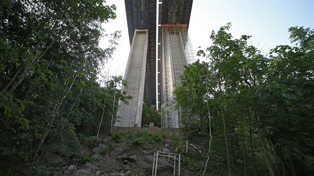 Čtyřicet let starý most Vysočina je nejvyšší stavbou svého druhu na dálnici. 426 dlouhý a 76 metrů vysoký most ve Velkém Meziříčí překlenuje údolí řeky Oslavy.