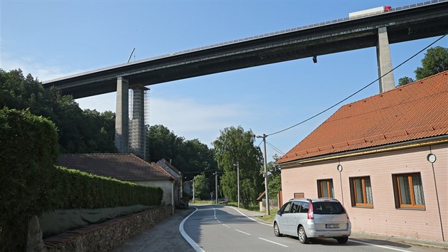 Čtyřicet let starý most Vysočina je nejvyšší stavbou svého druhu na dálnici. 426 metrů dlouhý a 76 metrů vysoký most ve Velkém Meziříčí překlenuje údolí řeky Oslavy.