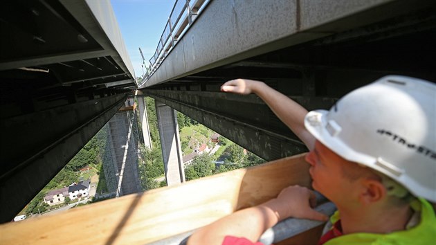 Stavbyvedoucí Radovan Hofírek stojí na jedné z šesti lávek, které se pohybují mezi oběma mostními tělesy. Po jejich vyztužení a rozšíření bude mosty dělit pouze deseticentimetrová mezera.
