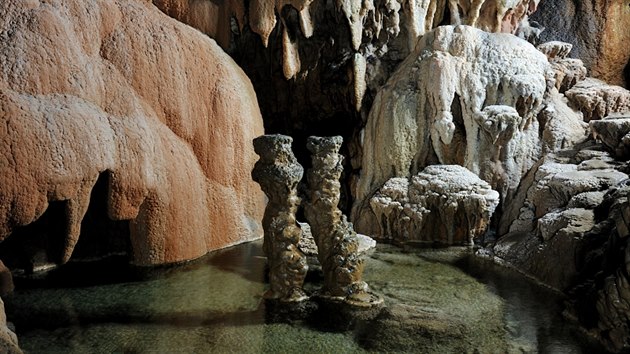 Vechny jeskynn chodby ve kocjanskch jeskynch jsou dlouh est kilometr.