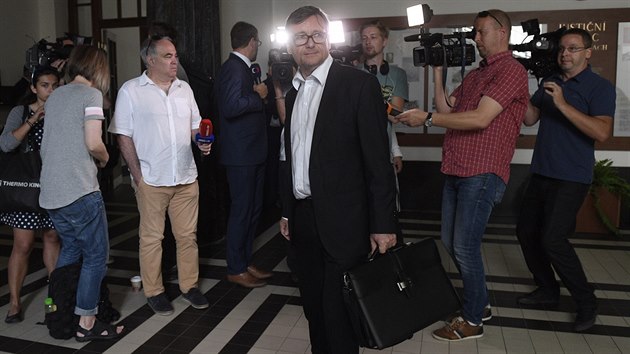 Bývalý středočeský hejtman David Rath (uprostřed) prochází kolem novinářů při příchodu do budovy Vrchního soudu v Praze, kde začal odvolací jednání v takzvané první větvi Rathovy kauzy. (10. června 2019)