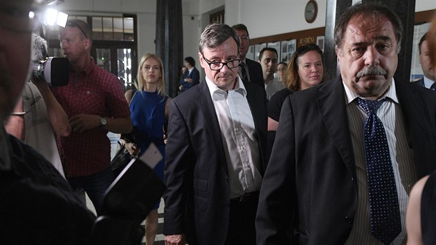 Bývalý středočeský hejtman David Rath (uprostřed) prochází mezi novináři při příchodu do budovy Vrchního soudu v Praze, kde začalo odvolací jednání v takzvané první větvi Rathovy kauzy. (10. června 2019)