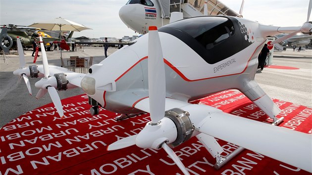 Airbus na 53. ronku International Paris Air Show na letiti Le Bourget u Pae pedstavil tak prototyp autonomn aerotaxi. (17. ervna 2019)