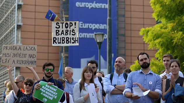 Asi dvě stovky převážně českých občanů protestovaly 19. června 2019 v Bruselu u budovy Evropské komise proti ohrožení vlády práva v ČR a českému premiéru Andreji Babišovi.