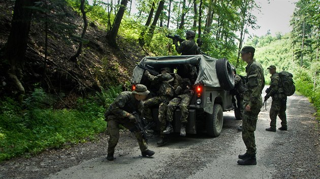 et vojci se na Libav pipravuj na misi v africkm Mali. (Oblieje vojk byly z bezpenostnch dvod potaov upraveny)