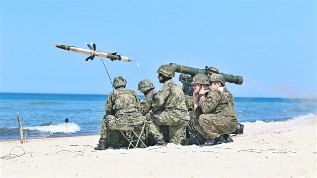 Čeští vojáci během cvičení Tobruq Legacy na pobřeží Baltu střílí z protiletadlového kompletu RBS-70