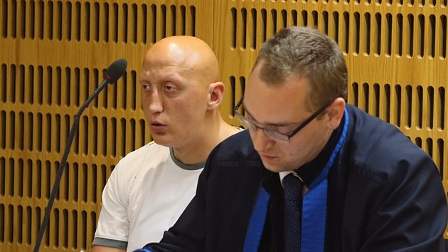 Obalovan Petr Stojka (velvo) se svm obhjcem u Obvodnho soudu pro Prahu 10 (11. 6. 2019)