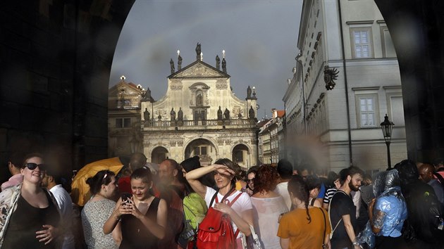 Turisty na Karlov most v Praze nhl bouka s prtr mraen nepekvapila. (12. ervna 2019)