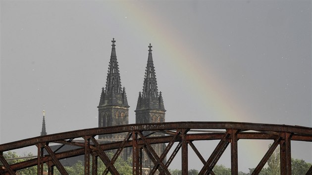Silná bouřka se přehnala 12. června 2019 navečer po tropickém dnu v Praze. Na snímku je duha nad železničním mostem pod Vyšehradem.