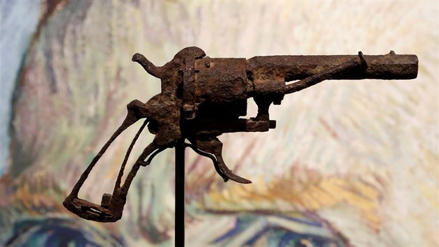 Pistole, o níž se odborníci domnívají, že s s ní 27. července roku 1890 zastřelil malíř Vincent van Gogh (1853–1890) v Auvers-sur-Oise je vystavena v aukční síni Drouot v Paříži. (14. června 2019)