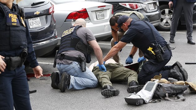 Policist kle nad zrannm muem, kter v pondl rno ohrooval lidi stelbou v americkm Dallasu. (17. ervna 2019)