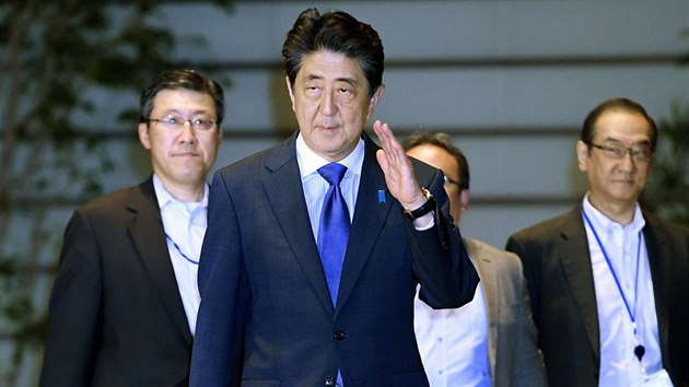 Japonsk ministersk pedseda inzo Abe se po zemtesen vrac do sv rezidence v Tokiu. (19. ervna 2019)