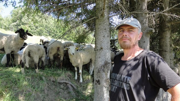 Martin Jurnost vysoko v kopcích kolem rodného Jablunkova pase ovce.