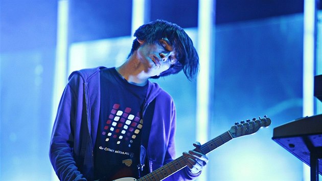 Kytarista Jonny Greenwood z Radiohead si na praský koncert oblékl triko s...