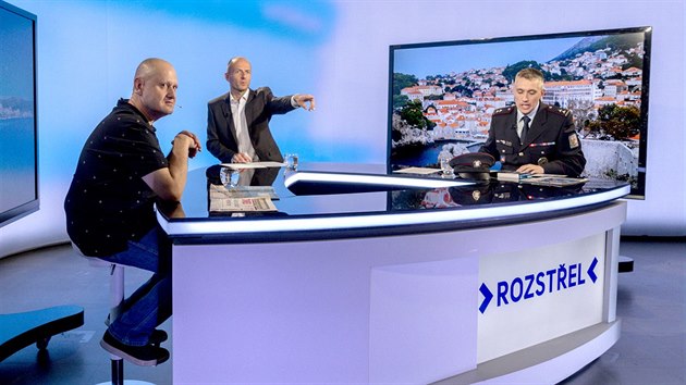 Redaktor magaznu Auto DNES Roman vidrnoch (vlevo) a policista Darko Stankovi v diskusnm poadu Rozstel (10. ervna 2019)