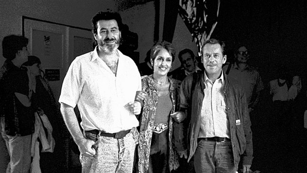 Hudebnk Michal Prokop (zleva), americk psnikka Joan Baezov a Vclav Havel coby jej nosi kytary na festivalu Bratislavsk lyra roku 1989.