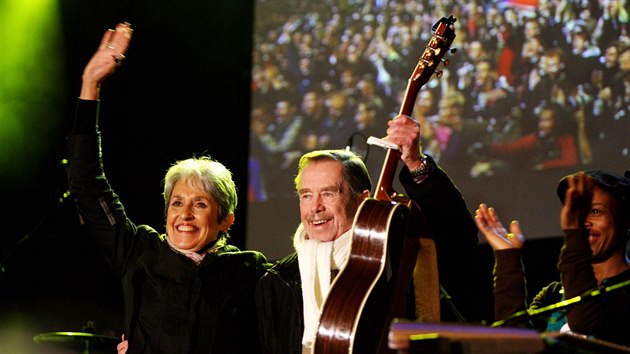 Americk psnikka Joan Baezov a exprezident Vclav Havel pi oslav vro 20 let od Sametov revoluce. (17. listopadu 2009)