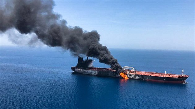 Hořící tanker v Ománském zálivu (13. června 2019)