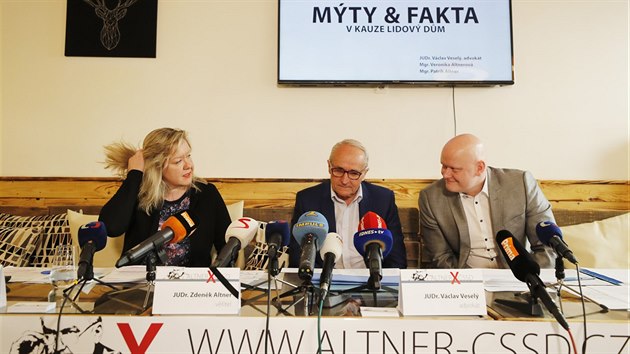 Patrik a Veronika Altnerovi na tiskové konferenci ke kauze Lidový dům a sporu s ČSSD. (18. června 2019)