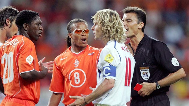 Pavel Nedvd v diskusi se soupei. Pamtn utkn esko - Nizozemsko na fotbalovm Euru v portugalskm Aveiru. (19. ervna 2004)
