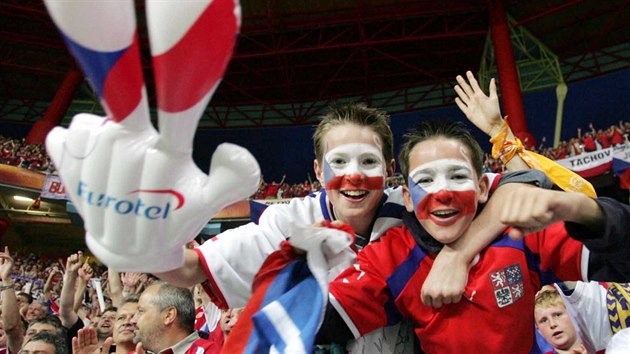 Nadšení fanoušci. Památné utkání Česko - Nizozemsko na fotbalovém Euru v portugalském Aveiru. (19. června 2004)