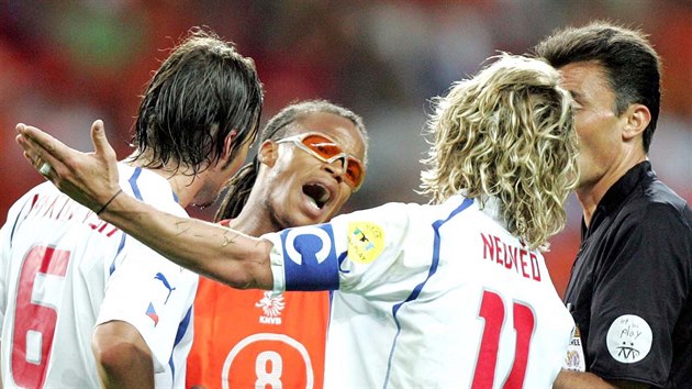 Pavel Nedvd diskutuje s Edgarem Davidsem. Pamtn utkn esko - Nizozemsko na fotbalovm Euru v portugalskm Aveiru. (19. ervna 2004)