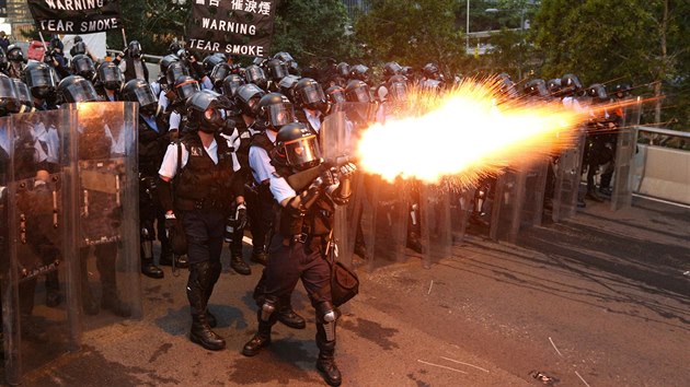 Policist stl slzn plyn bhem demonstrac v Hongkongu.