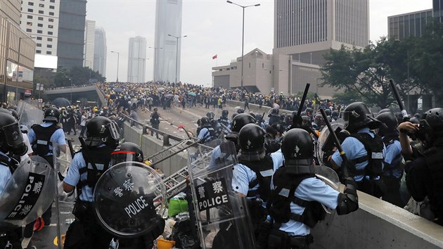 Stety mezi policisty a demonstranty v Hongkongu.