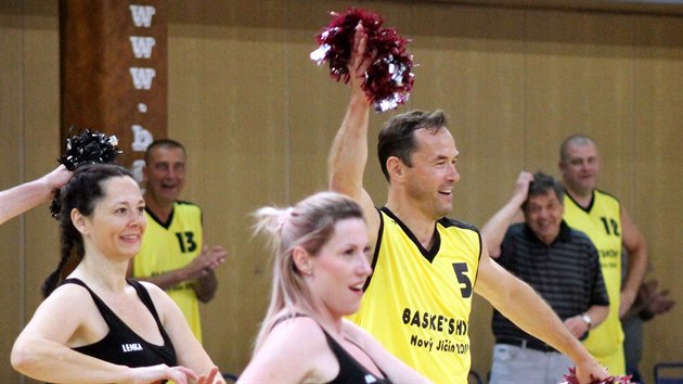 Petr Welsch se zapojil i do tance s novojičínskému roztleskávačkami. Vzadu zleva Dušan Medvecký, trenér Jiří Růžička a Petr Kuffa. (8. června 2019)