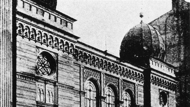 Hlavní ostravská synagoga stávala v Zeyrově ulici, a to za objektem někdejšího Domu obuvi. Stavbu v maurském stylu připomíná malý památník.