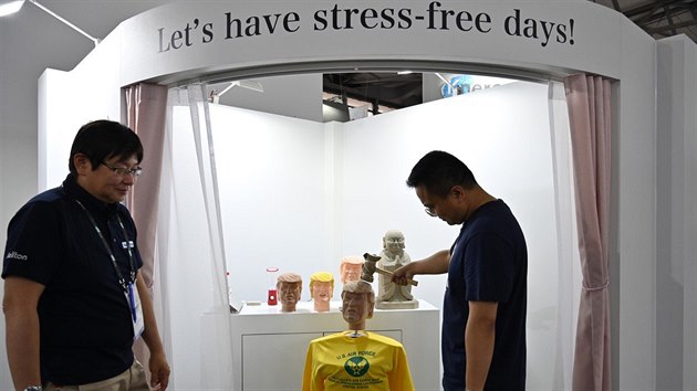 Na anghajsk technologick vstav Consumer Electronics Show (CES Asia) se lid mohli zbavit stresu mlcenm do hlavy americkho prezidenta Donalda Trumpa. Po kritice musel japonsk stnek zmizet. (11. ervna 2019)