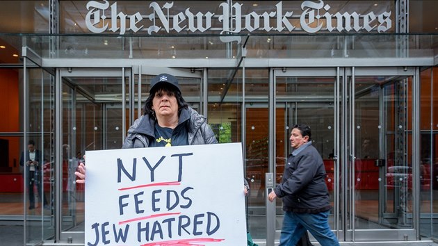 Protest idovskch organizac ped sdlem americkho denku The New York Times v New Yorku. Vyvolala ho karikatura s americkm prezidentem Donaldem Trumpem a izraelskm premirem Benjaminem Netanjahuem. (29. dubna 2019)