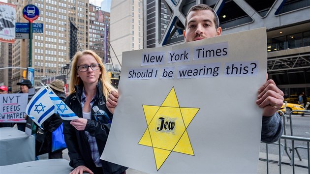 Protest idovskch organizac ped sdlem americkho denku The New York Times v New Yorku. Vyvolala ho karikatura s americkm prezidentem Donaldem Trumpem a izraelskm premirem Benjaminem Netanjahuem. (29. dubna 2019)