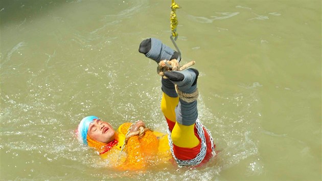 Indick kouzelnk anal Lahr tsn ped svm pokusem dostat se z klece v hlubinch eky Hugl v Kalkat. (16. ervna 2019)