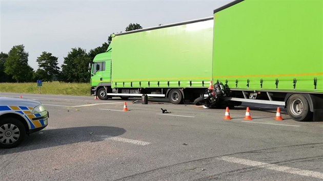 Nkladn auto vyjdlo u Vodan z vedlej silnice a zejm nedalo pednost motorki, kter jel po hlavn.