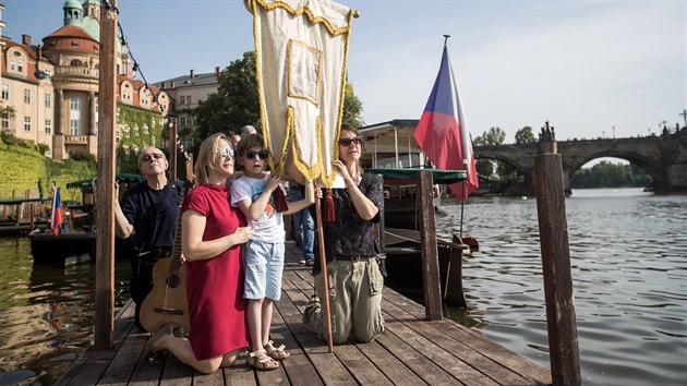 Socha Petr Va a jeho spolupracovnci vezou do Prahy kamenn dly na obnovu marinskho sloupu na Staromstskm nmst. (11. ervna 2019)