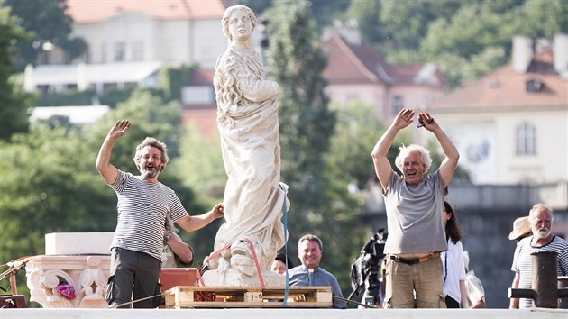 Sochař Petr Váňa a jeho spolupracovníci vezou do Prahy kamenné díly na obnovu mariánského sloupu na Staroměstském náměstí. (11. června 2019)