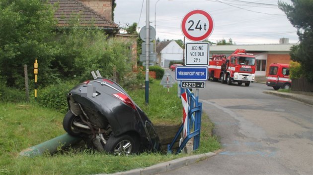 patn zabrzdn auto ve Vesovicch na Hodonnsku sjelo do koryta potoka.