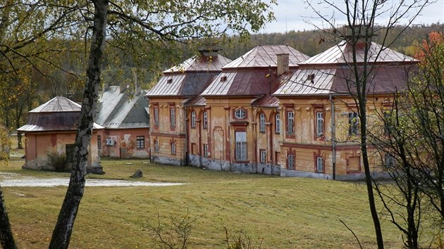 Arel Ferdinandska uvnit vojenskho jezdu Bezina je ukzkou pozdnho baroka. Tvo ho ti pavilony zmku s kapl svatho Eustacha. Myslivnu, hospodsk budovy a stje ale armda zbourala, protoe nebyly pamtkov chrnn.