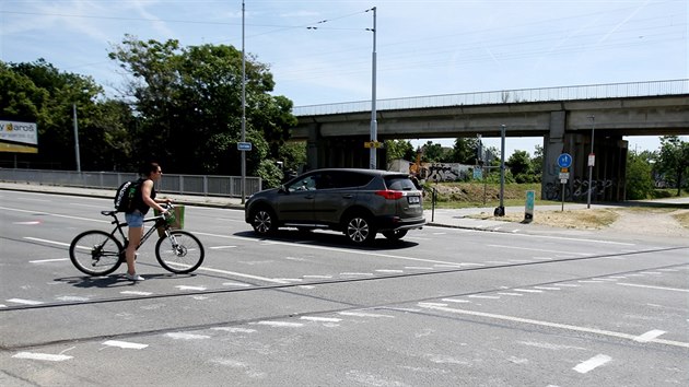 Na runou silnici v Hladkov ulici v Brn nkdo namaloval nelegln pejdc pruhy pro cyklisty. (erven 2019)