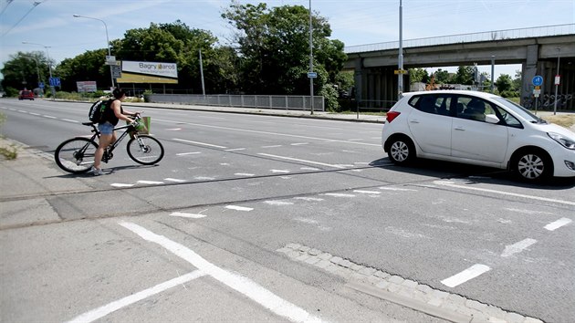 Na runou silnici v Hladkov ulici v Brn nkdo namaloval nelegln pejdc pruhy pro cyklisty. (erven 2019)