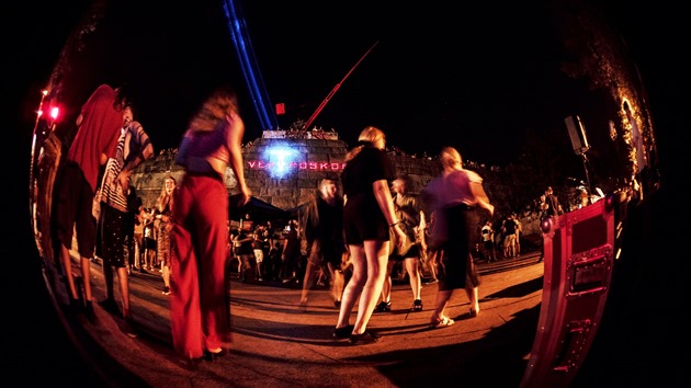 ��st festivalu se odehr�v� i pod �ir�m nebem v m�stech, kde st�val pomn�k dikt�tora Stalina.