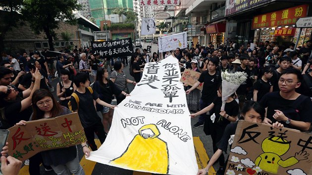 Destky tisc lid pily v Hongkongu na dal protest proti zkonu o vydvn podezelch osob do ny. daj odstoupen sprvkyn Hongkongu a zruen plnu na prosazen zkona, kter bylo zatm jen odloeno. (16. ervna 2019)