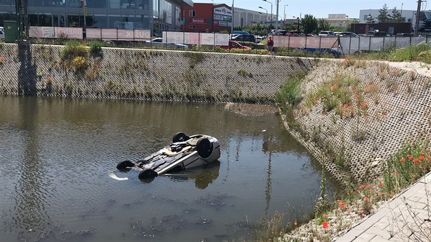 idi kody Fabia vjel po stetu s dodvkou v Prhonicch do vodn ndre. (14. 6. 2019)