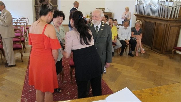 Manel Pravdovi jsou spolu u 65 let. Na radnici v Budjovicch mli kamennou svatbu.