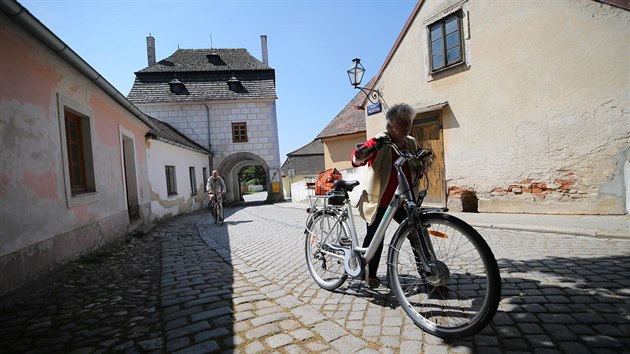 Historickou stavbu v Teli dobe znaj krom mstnch i turist z celho svta. Prodejna v n, kde se kdysi prodvalo ovoce, je nyn u zaven. Za to se skrz brnu stle jezd do historickho centra msta.