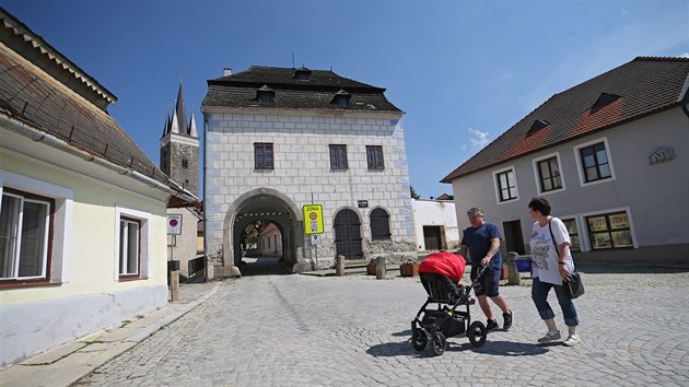 Historickou stavbu v Teli dobe znaj krom mstnch i turist z celho svta. Prodejna v n, kde se kdysi prodvalo ovoce, je nyn u zaven. Za to se skrz brnu stle jezd do historickho centra msta.