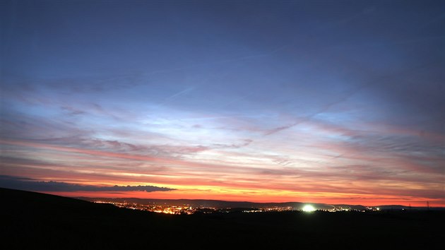Non svtc oblaka nad Jihlavou, jak je zachytil fotograf Petr Lemberk. Jde o kaz na veern obloze, kter lze spatit jen v obdob kolem letnho slunovratu. V poslednch letech je jeho pozorovn m dl astj. (erven 2019)