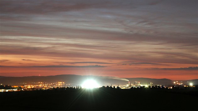 No�n� sv�t�c� oblaka nad Jihlavou, jak je zachytil fotograf Petr Lemberk. Jde o �kaz na ve�ern� obloze, kter� lze spat�it jen v obdob� kolem letn�ho slunovratu. V posledn�ch letech je jeho pozorov�n� ��m d�l �ast�j��. (�erven 2019)