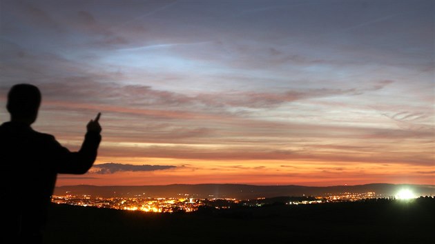 No�n� sv�t�c� oblaka nad Jihlavou, jak je zachytil fotograf Petr Lemberk. Jde o �kaz na ve�ern� obloze, kter� lze spat�it jen v obdob� kolem letn�ho slunovratu. V posledn�ch letech je jeho pozorov�n� ��m d�l �ast�j��. (�erven 2019)